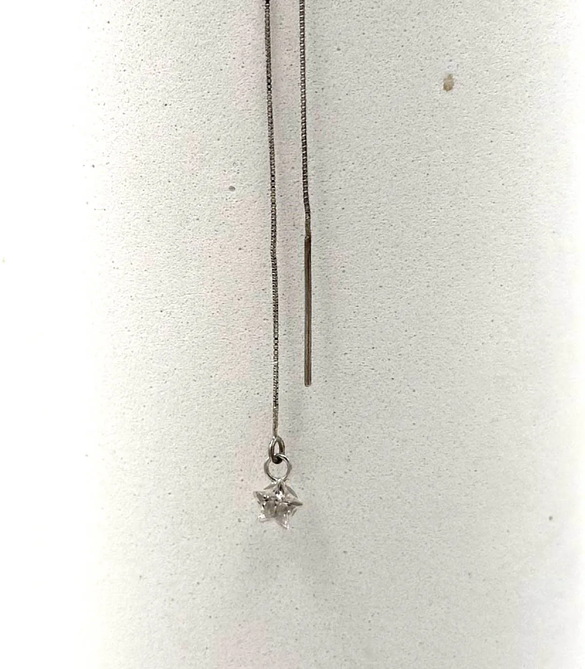 Mono orecchino punto luce in oro bianco con zircone a stella