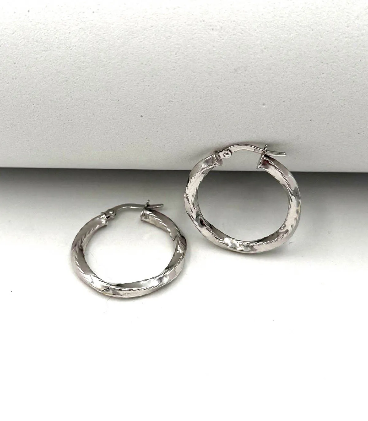 Orecchini a cerchio in oro bianco