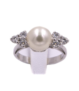 Anello in oro bianco con perla e brillanti cartai totali 0,60