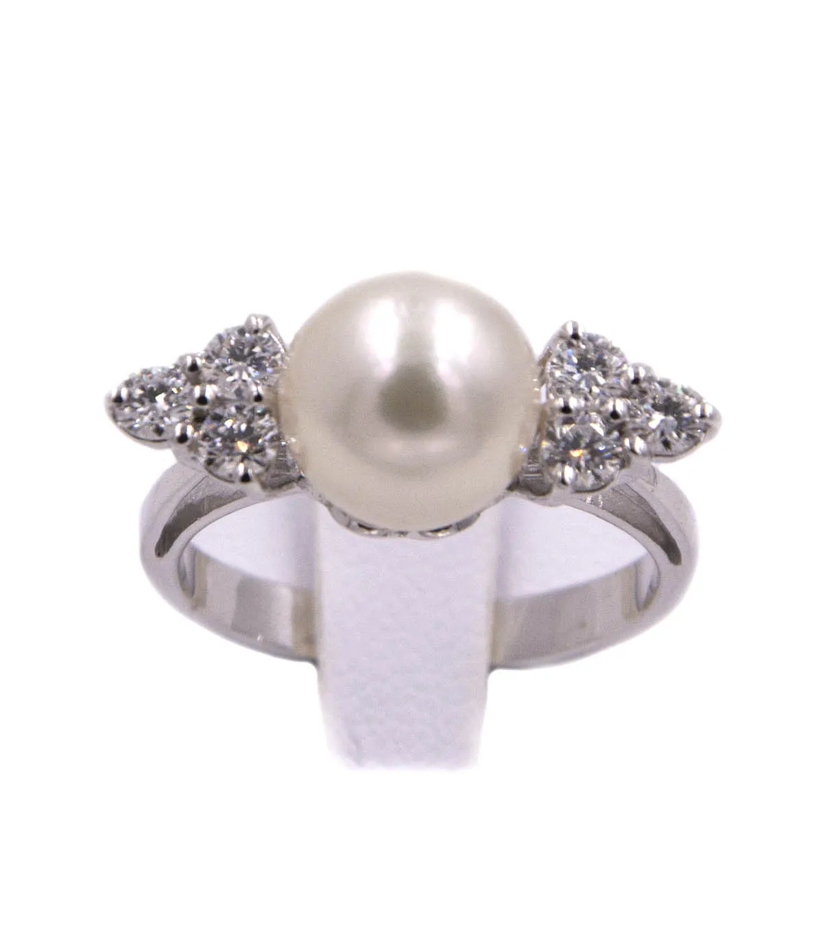 Anello in oro bianco con perla e brillanti cartai totali 0,60