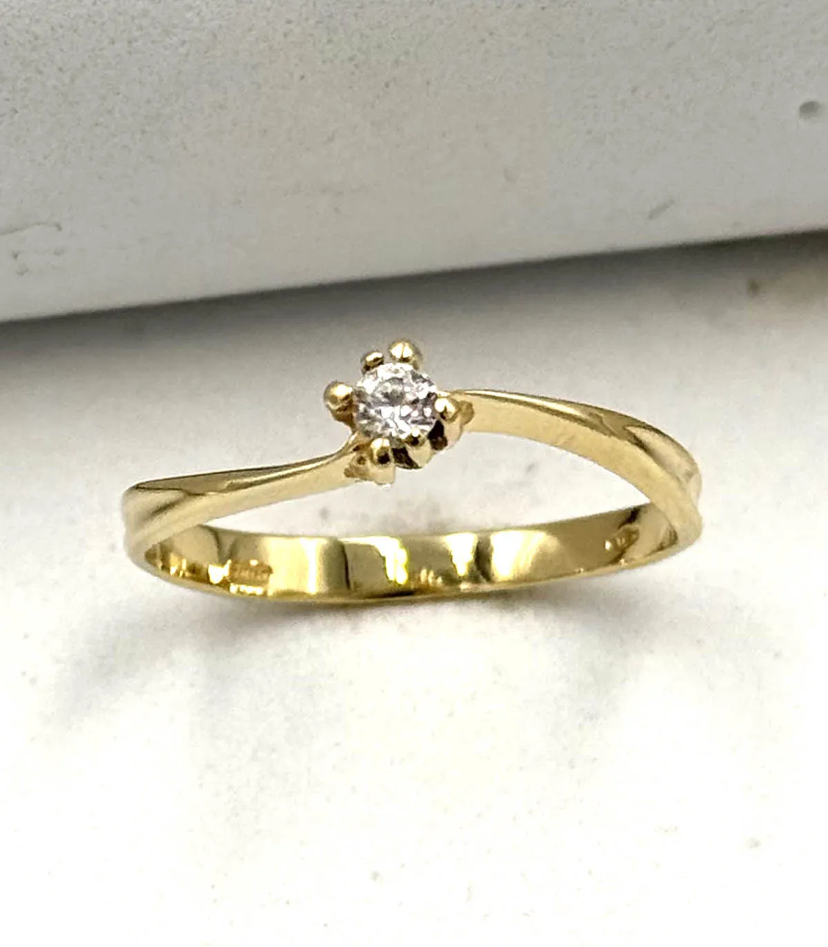 Anello solitario in oro giallo con zircone