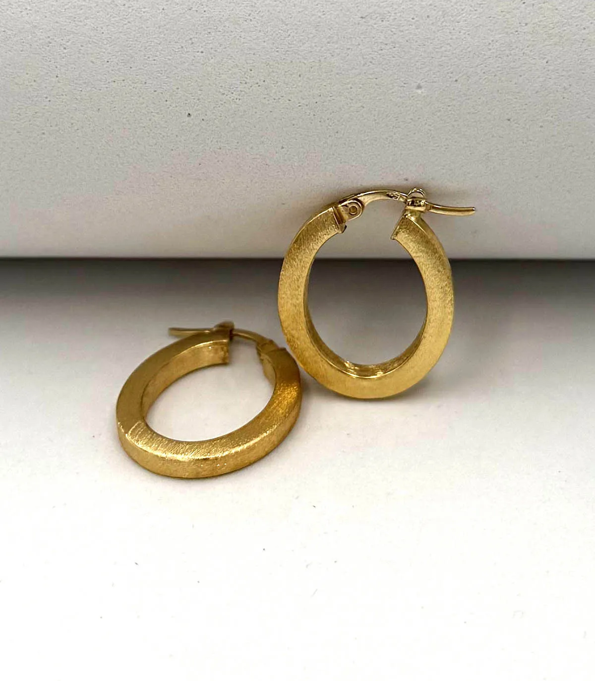 Orecchini a cerchio in oro giallo satinato