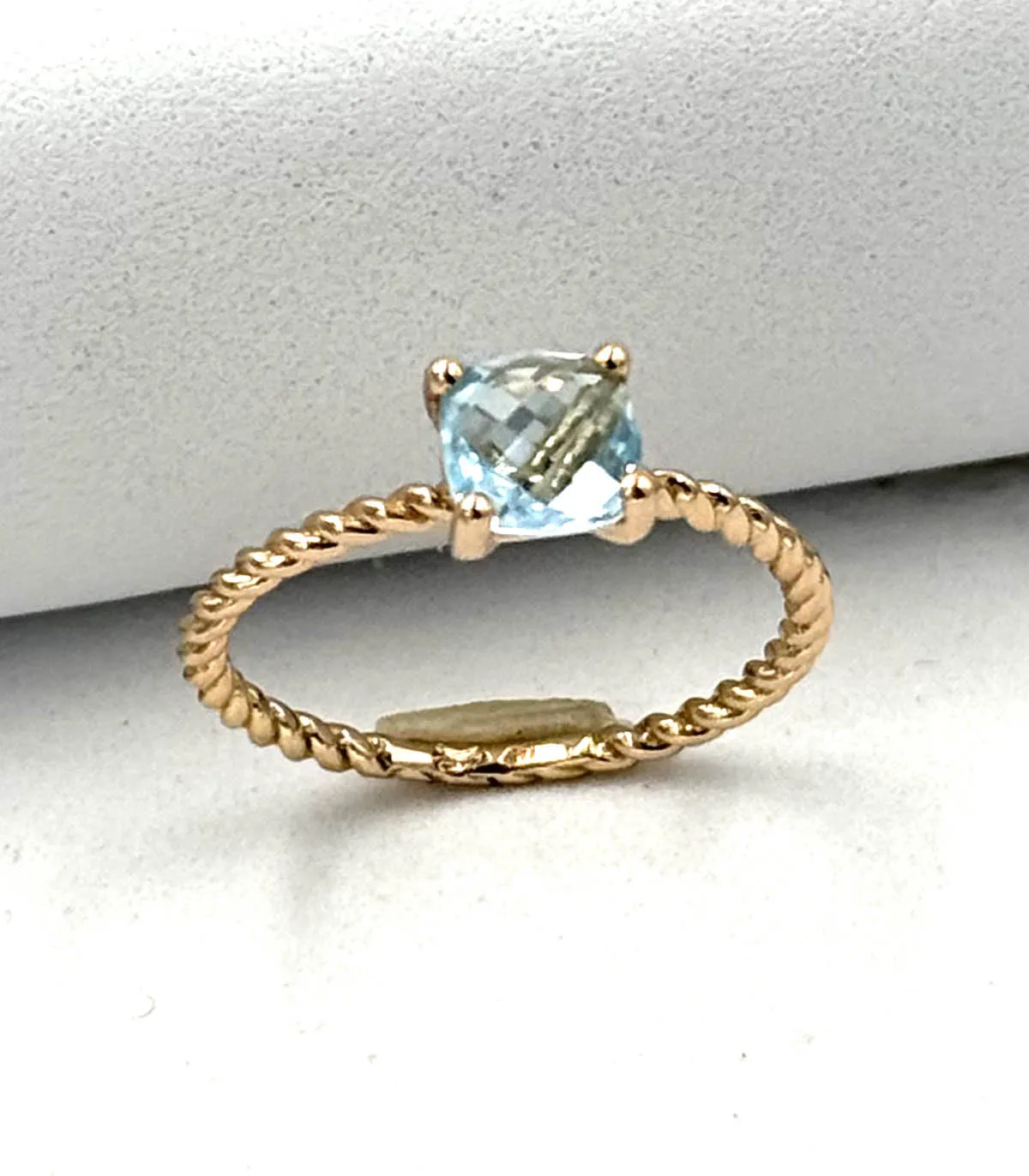 Anello in oro giallo con quarzo azzurro