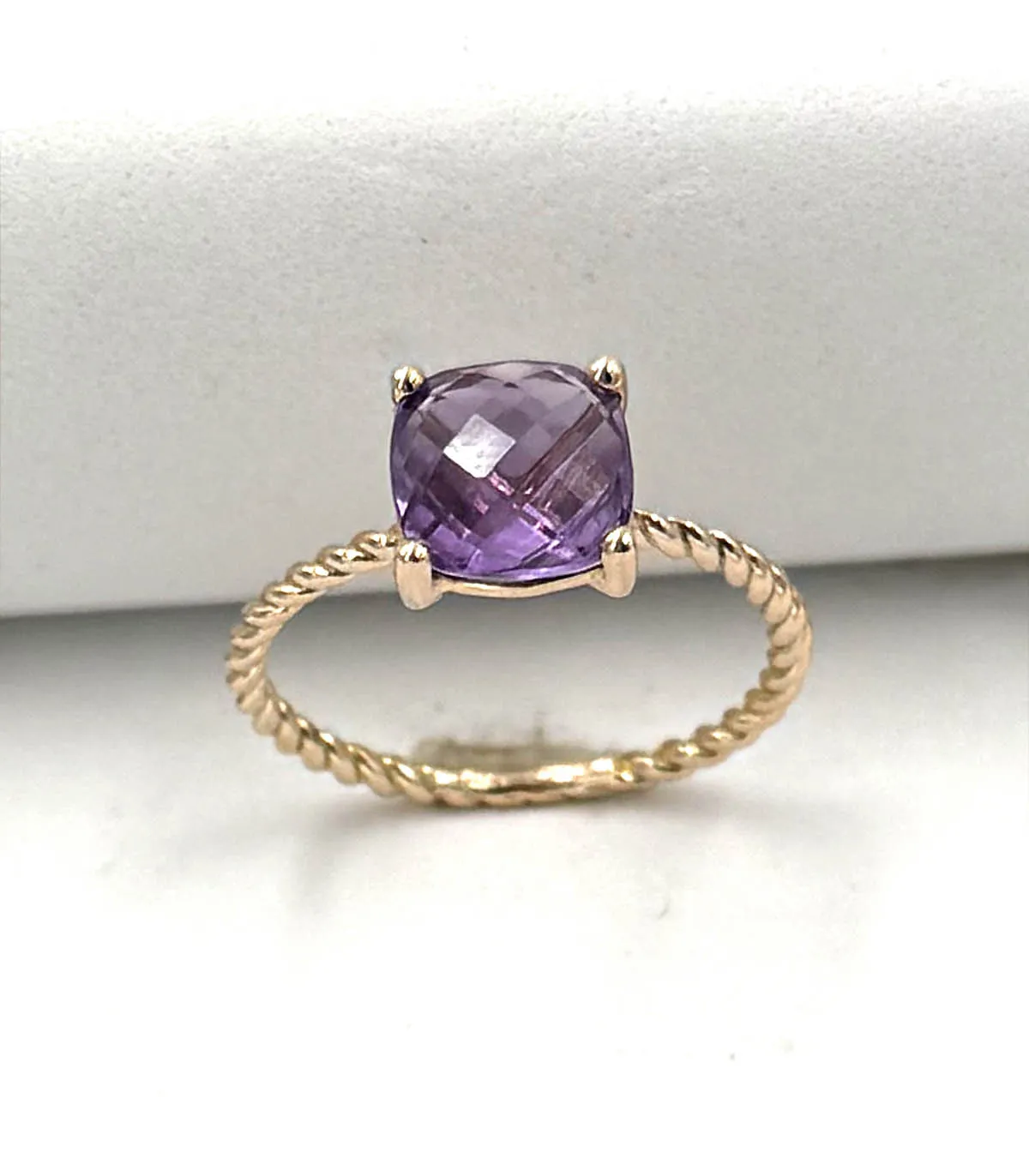 Anello in oro giallo con quarzo viola