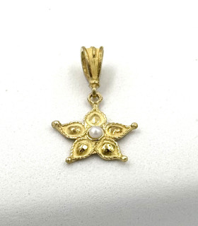 Ciondolo fiore in oro giallo con perlina centrale