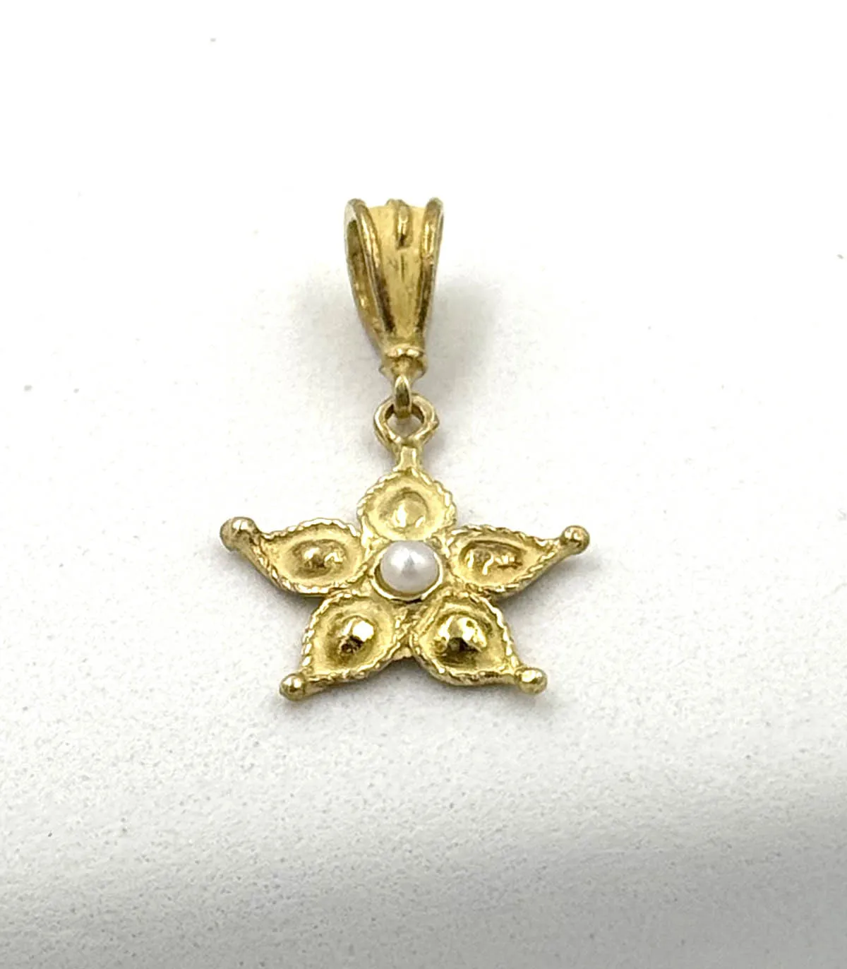 Ciondolo fiore in oro giallo con perlina centrale