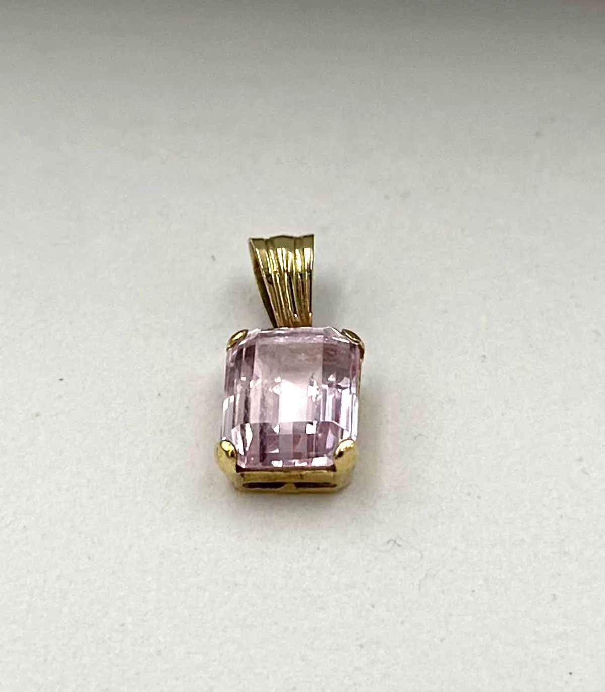 Ciondolo in oro giallo con rosa di Francia rettangolare