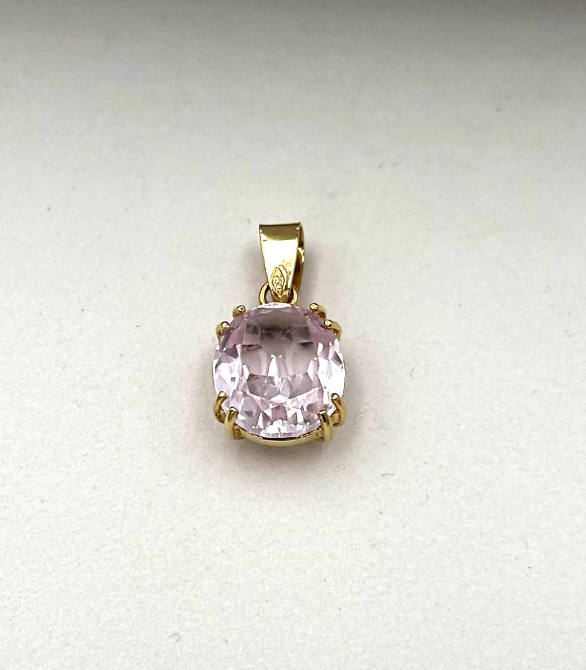 Ciondolo in oro giallo con rosa di Francia ovale