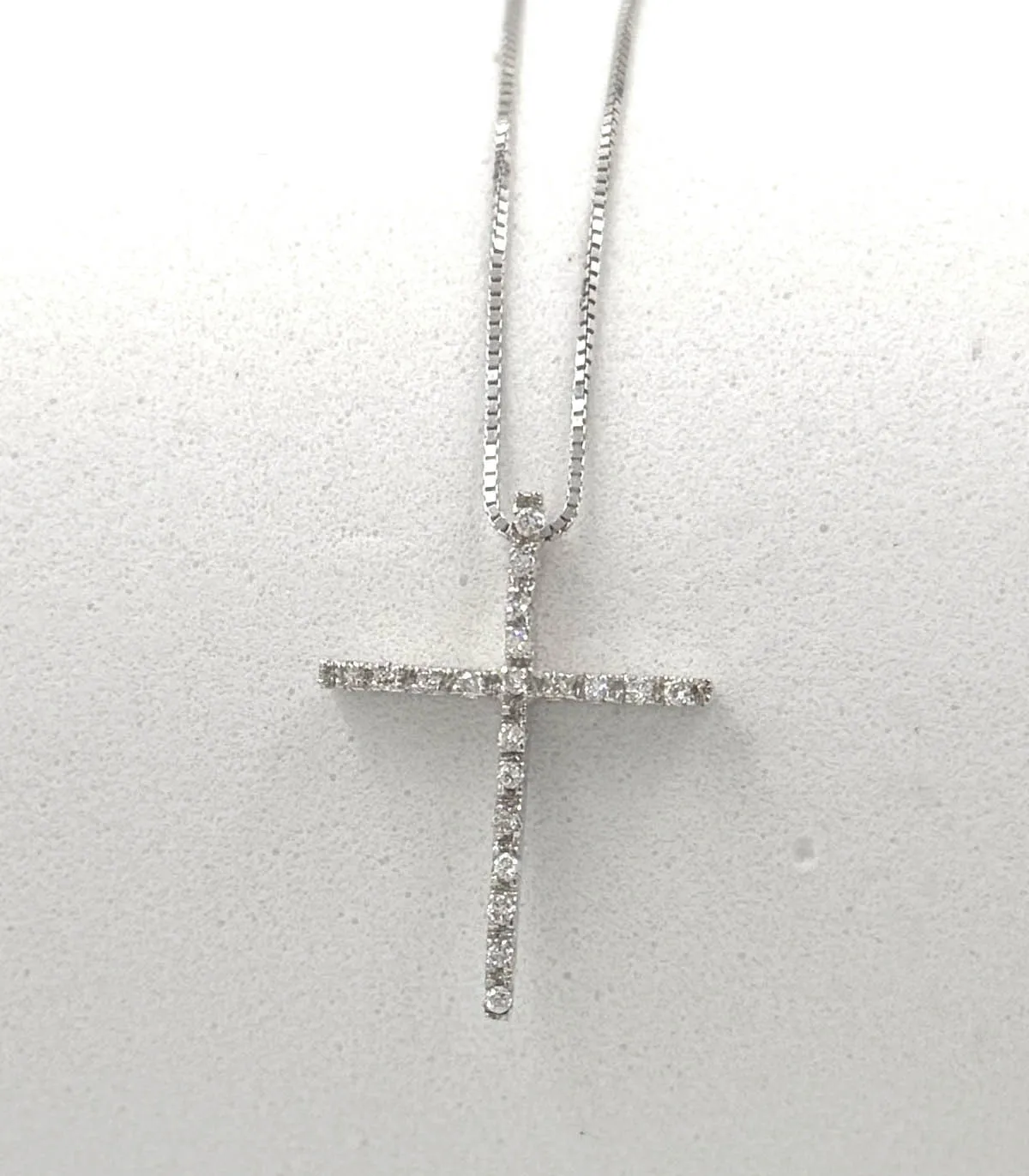 Collana in oro bianco con croce con brillanti carati totali 0,20