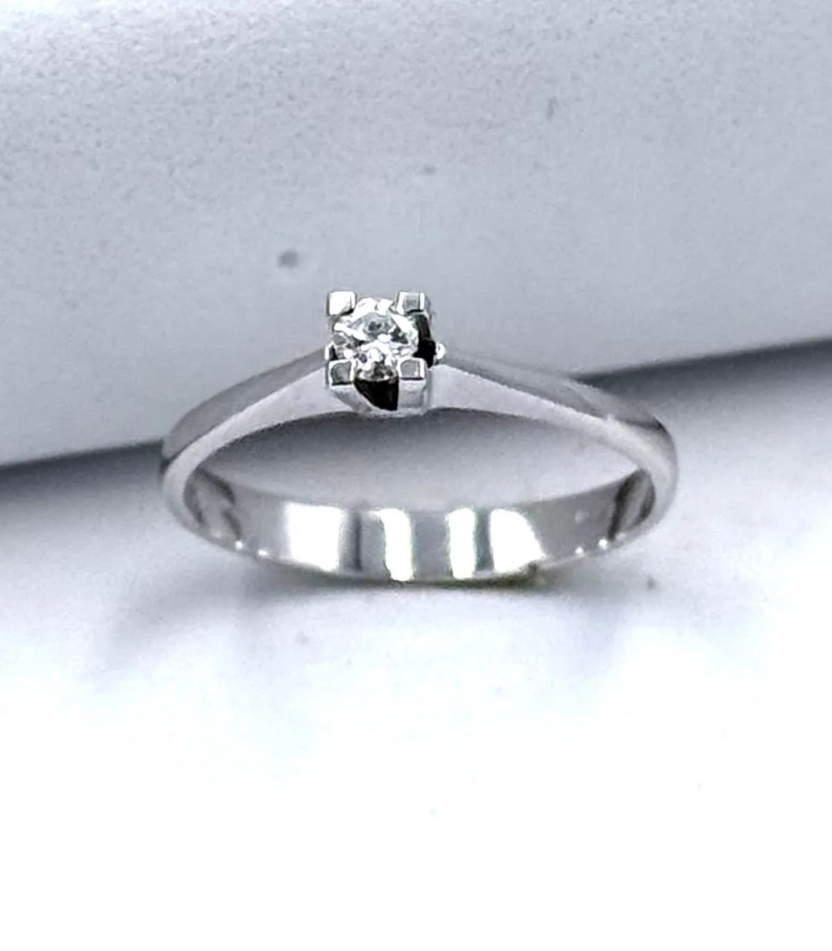 Anello solitario in oro bianco con brillante da 0,08 carati