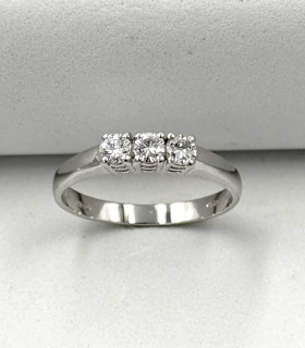 Anello trilogy in oro bianco con brillanti cartai totali 0,36
