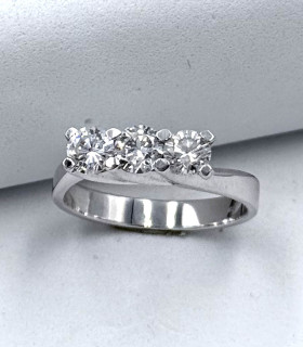 Anello trilogy modello Valentino in oro bianco con brillanti carati totali 0,70