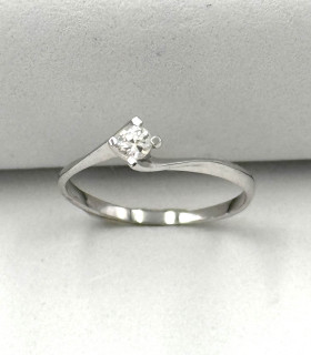 Anello solitario modello Valentino in oro bianco con brillante da 0,15 carati