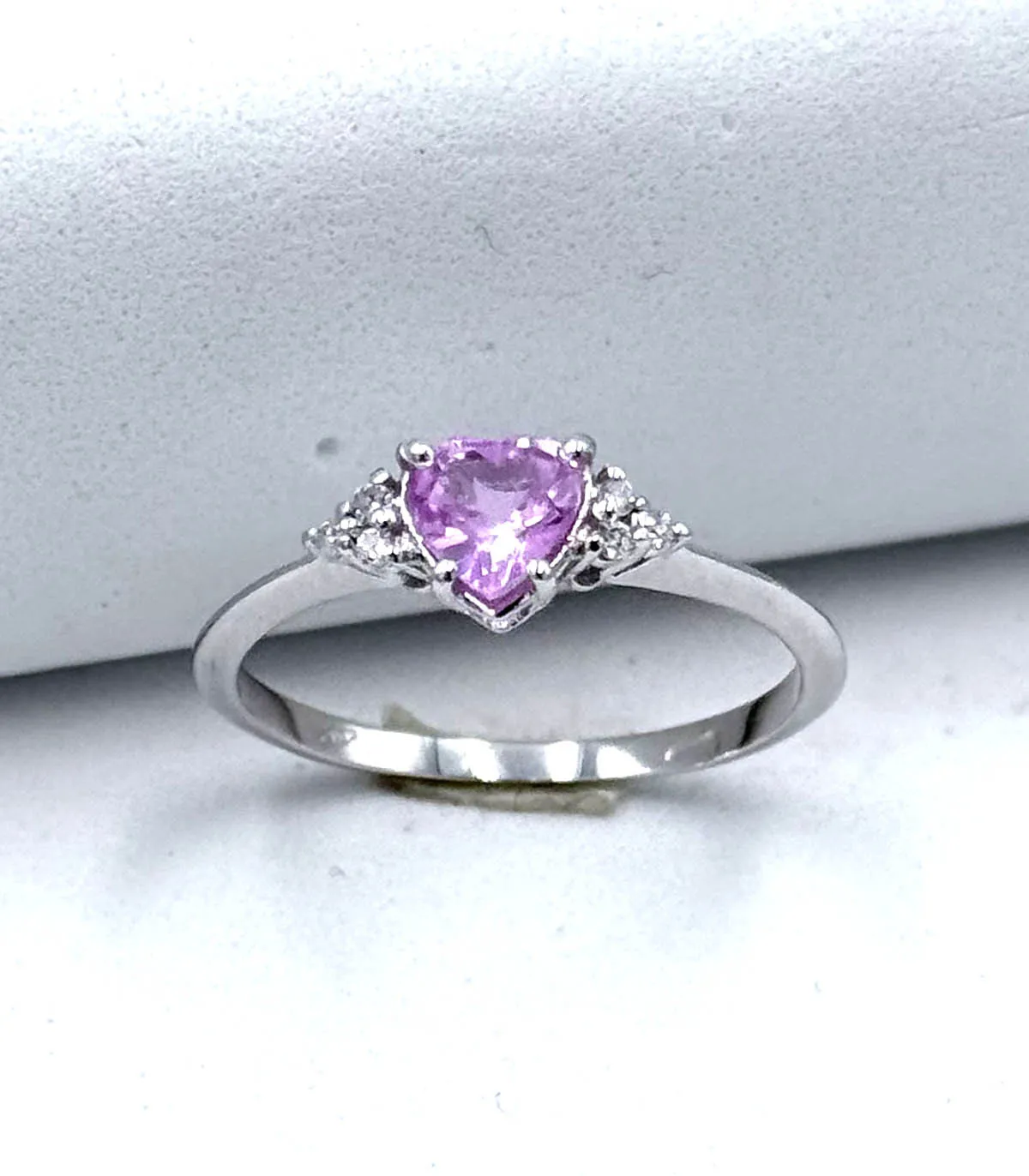 Anello in oro bianco con cuore rosa centrale e brillanti carati totali 0,06