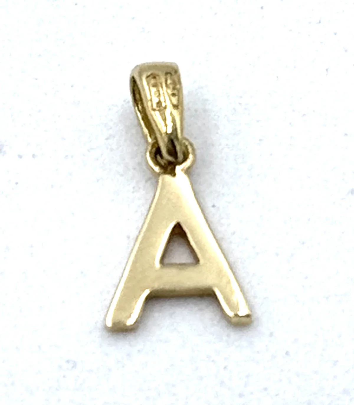 Ciondolo lettera C in oro giallo