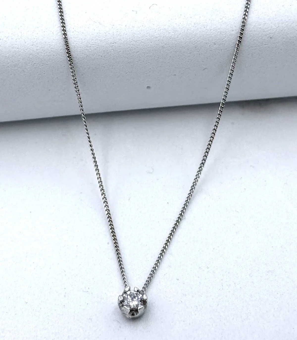 Collana punto luce in oro bianco con brillante da 0,22 carati