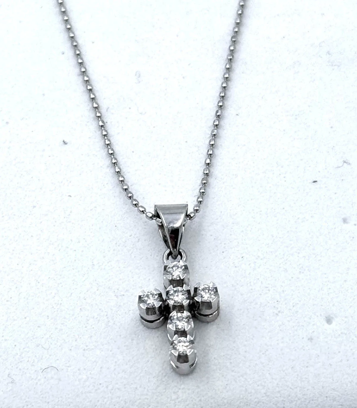 Collana in oro bianco con croce con brillanti carati totali 0,24