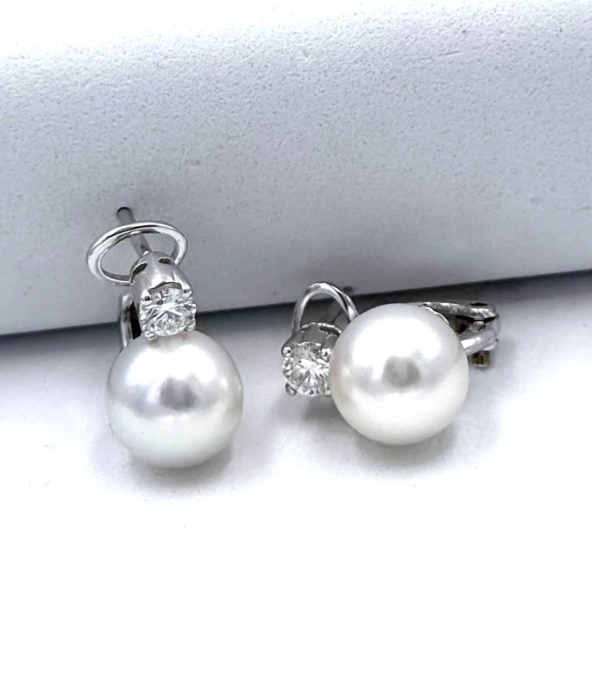 Orecchini in oro bianco con brillante da 0,50 carati e perle