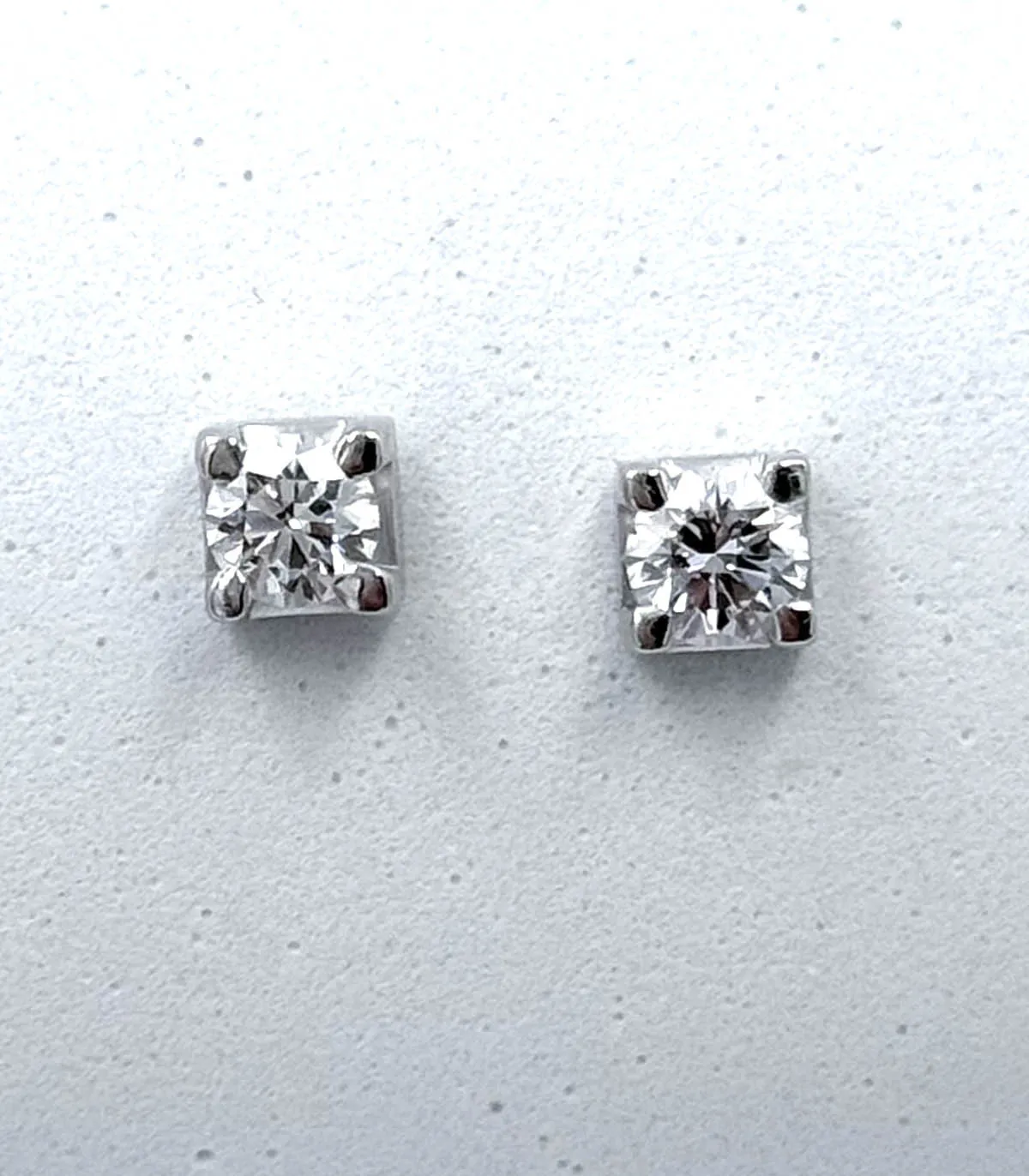 Orecchini punto luce in oro bianco con brillanti carati totali 1,0