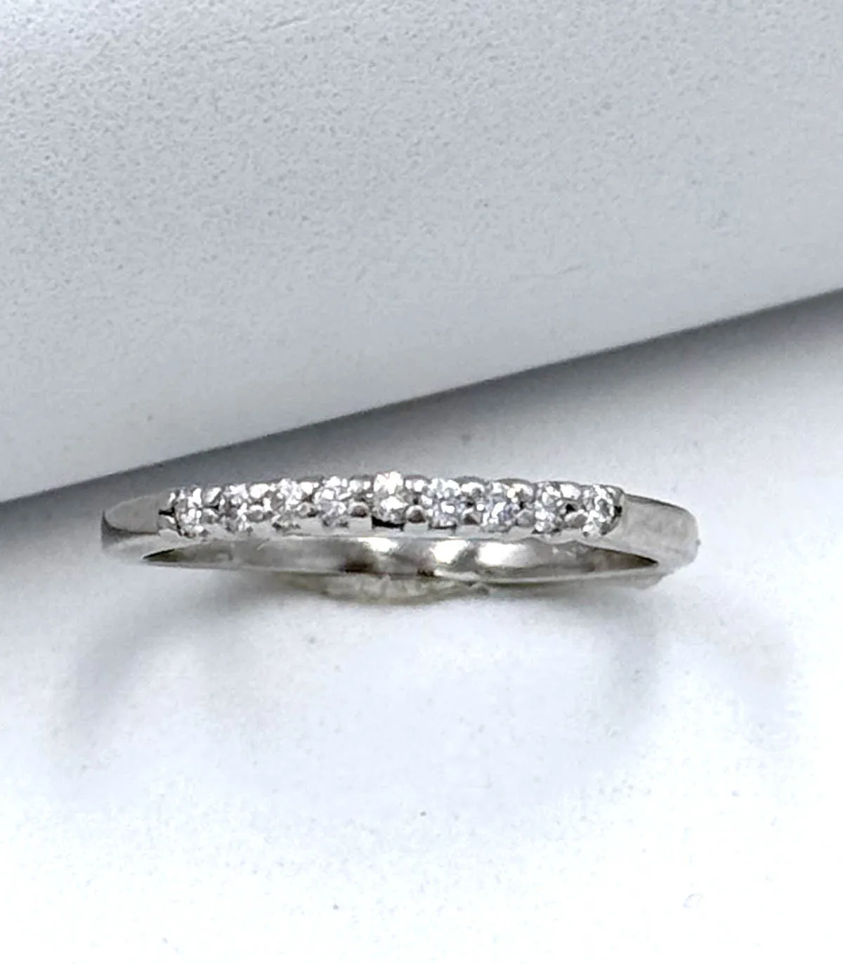 Anello veretta in oro bianco con zirconi