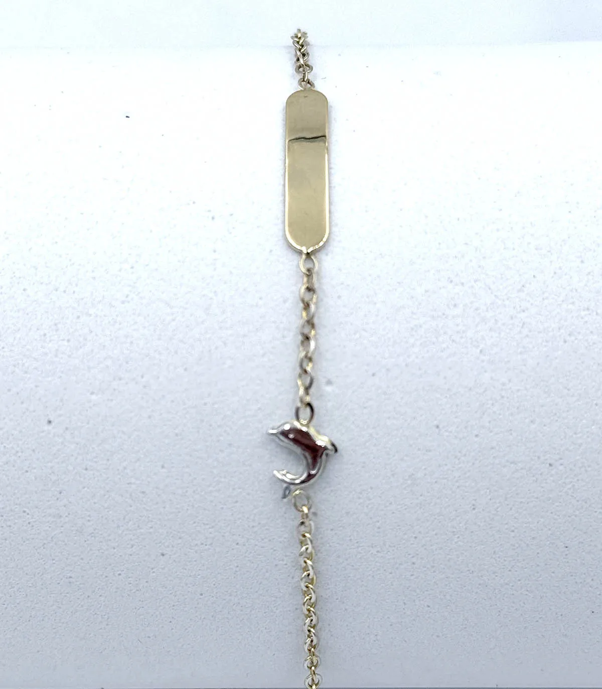 Bracciale in oro giallo con targhetta e delfino