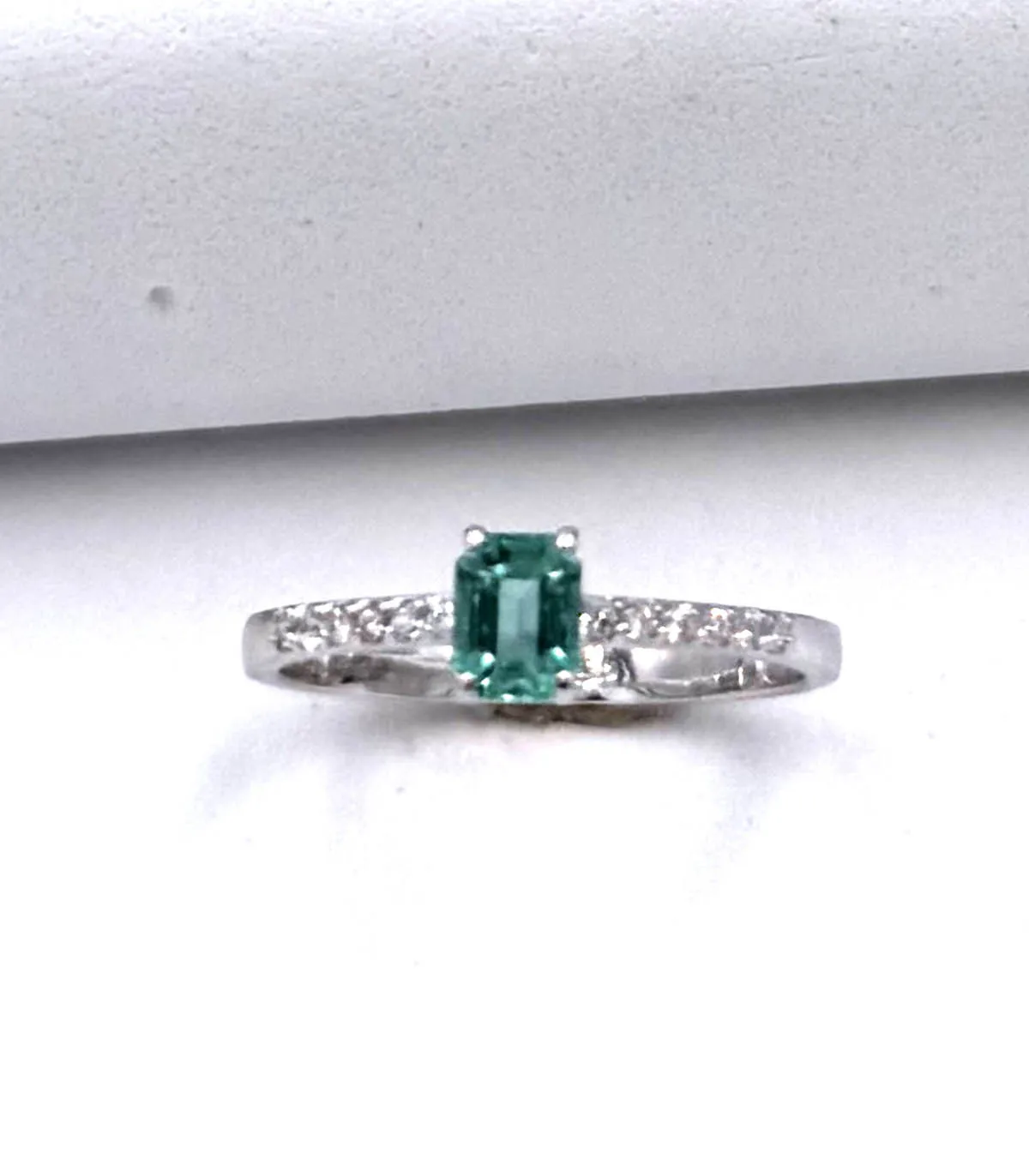 Anello in oro bianco con smeraldo da 0,3 carati e brillanti carati totali 0,24