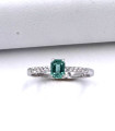 Anello in oro bianco con smeraldo da 0,3 carati e brillanti carati totali 0,24