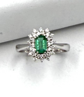 Anello in oro bianco modello kate con smeraldo da 0,5 carati e brillanti carati totali 0,42