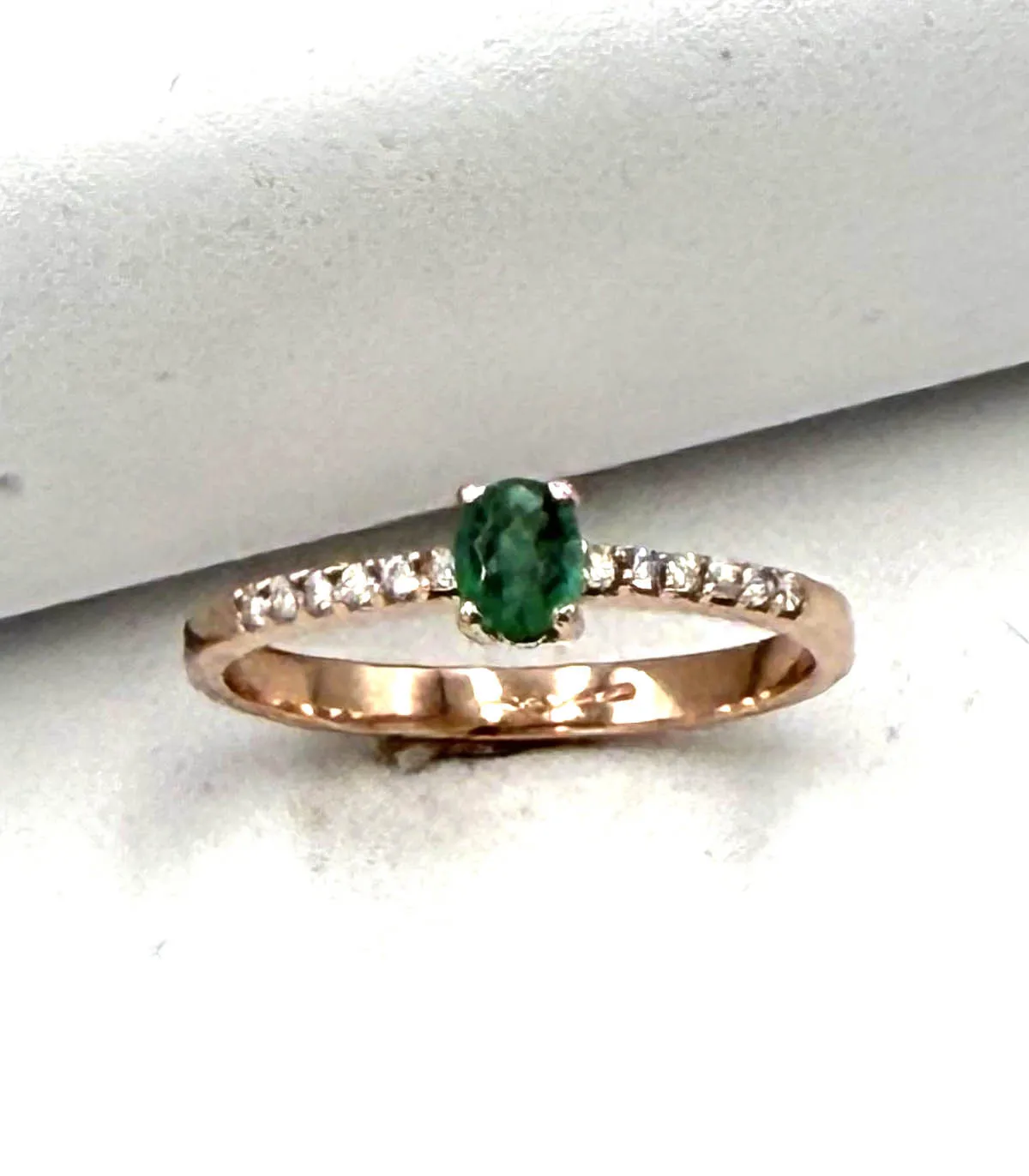 Anello in oro rosa con smeraldo ovale da 0,20 carati e brillanti carati totali 0,18