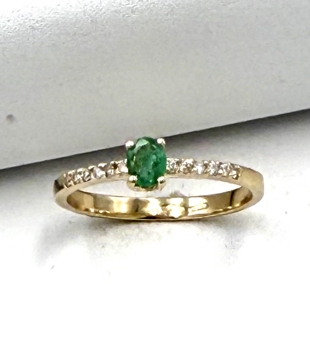 Anello in oro giallo con smeraldi da 0,2 carati e brillanti carati totali 0,18