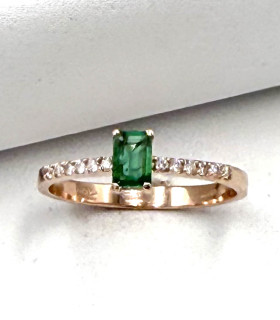 Anello in oro rosa con smeraldo centrale da 0,3 carati e brillanti carati totali 0,18