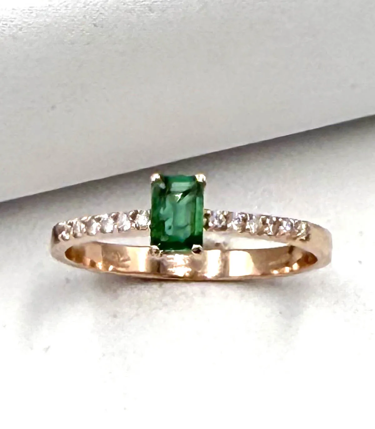 Anello in oro rosa con smeraldo centrale da 0,3 carati e brillanti carati totali 0,18