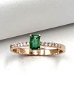 Anello in oro rosa con smeraldo centrale da 0,3 carati e brillanti carati totali 0,18