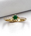 Anello in oro giallo con smeraldo centrale da 0,2 carati e brillanti carati totali 0,27