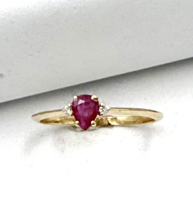 Anello in oro giallo con rubino centrale a goccia da 0,3 carati e brillanti carati totali 0,04