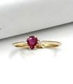 Anello in oro giallo con rubino centrale a goccia da 0,3 carati e brillanti carati totali 0,04