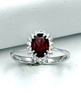 Anello in oro bianco con rubino centrale da 0,9 carati e brillanti carati totali 0,27