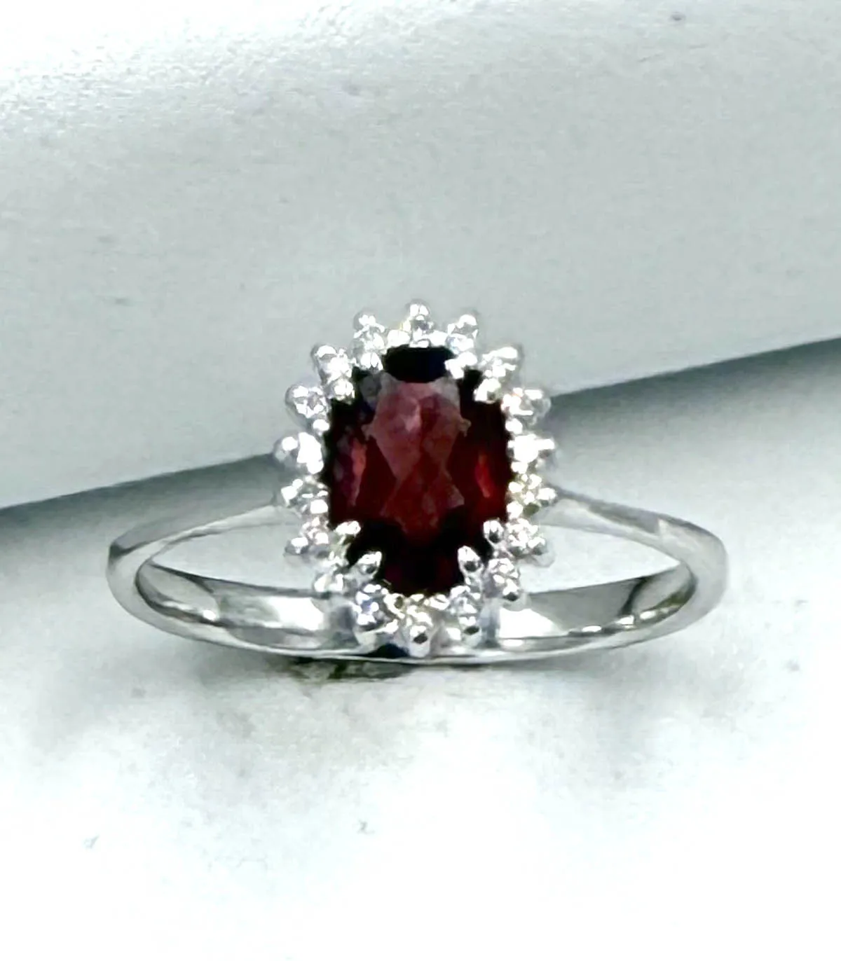 Anello in oro bianco con rubino centrale da 0,9 carati e brillanti carati totali 0,27