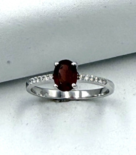 Anello in oro bianco con rubino centrale da 0,7 carati e brillanti carati totali 0,18