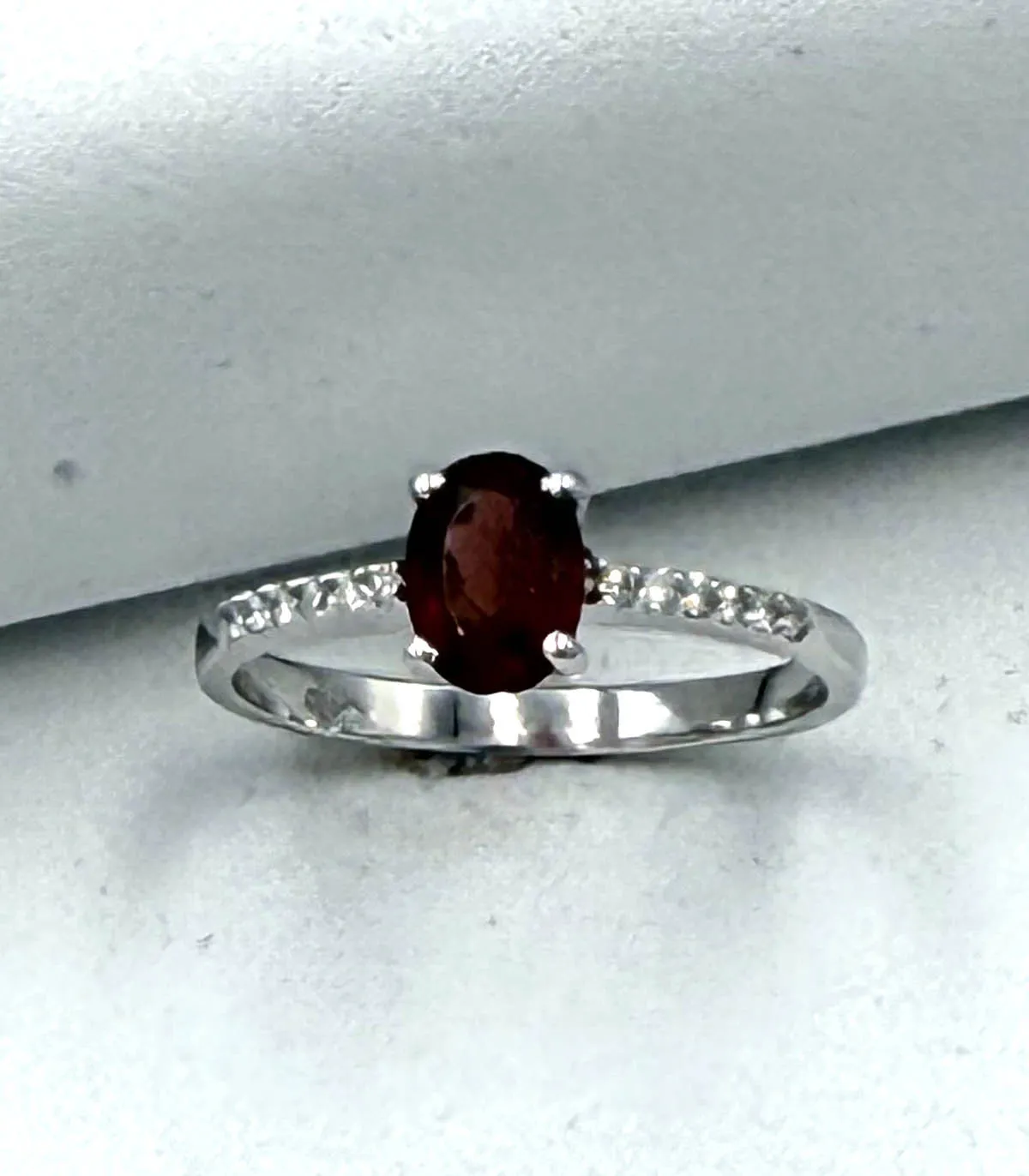 Anello in oro bianco con rubino centrale da 0,7 carati e brillanti carati totali 0,18