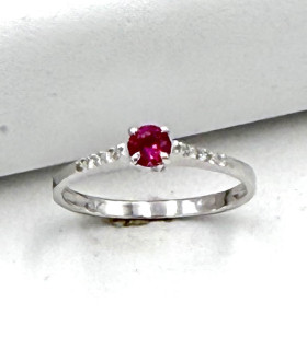 Anello in oro bianco con rubino centrale da 0,4 carati e brillanti carati totali 0,15
