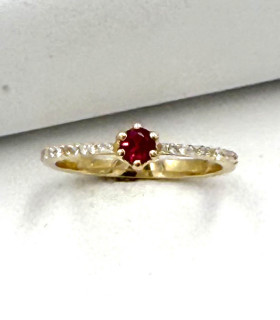 Anello in oro giallo con rubino centrale da 0,3 carati e brillanti carati totali 0,30