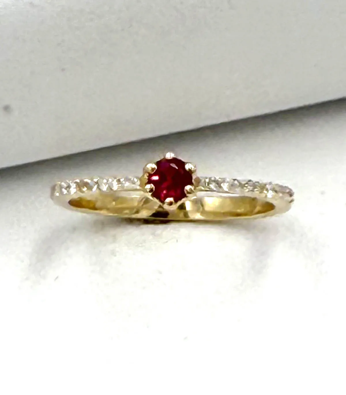 Anello in oro giallo con rubino centrale da 0,3 carati e brillanti carati totali 0,30