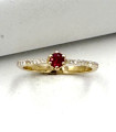 Anello in oro giallo con rubino centrale da 0,3 carati e brillanti carati totali 0,30