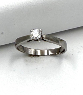 Anello solitario in oro bianco con brillante da 0,20 carati