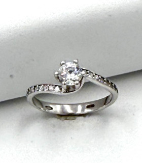 Anello solitario in oro bianco con zircone