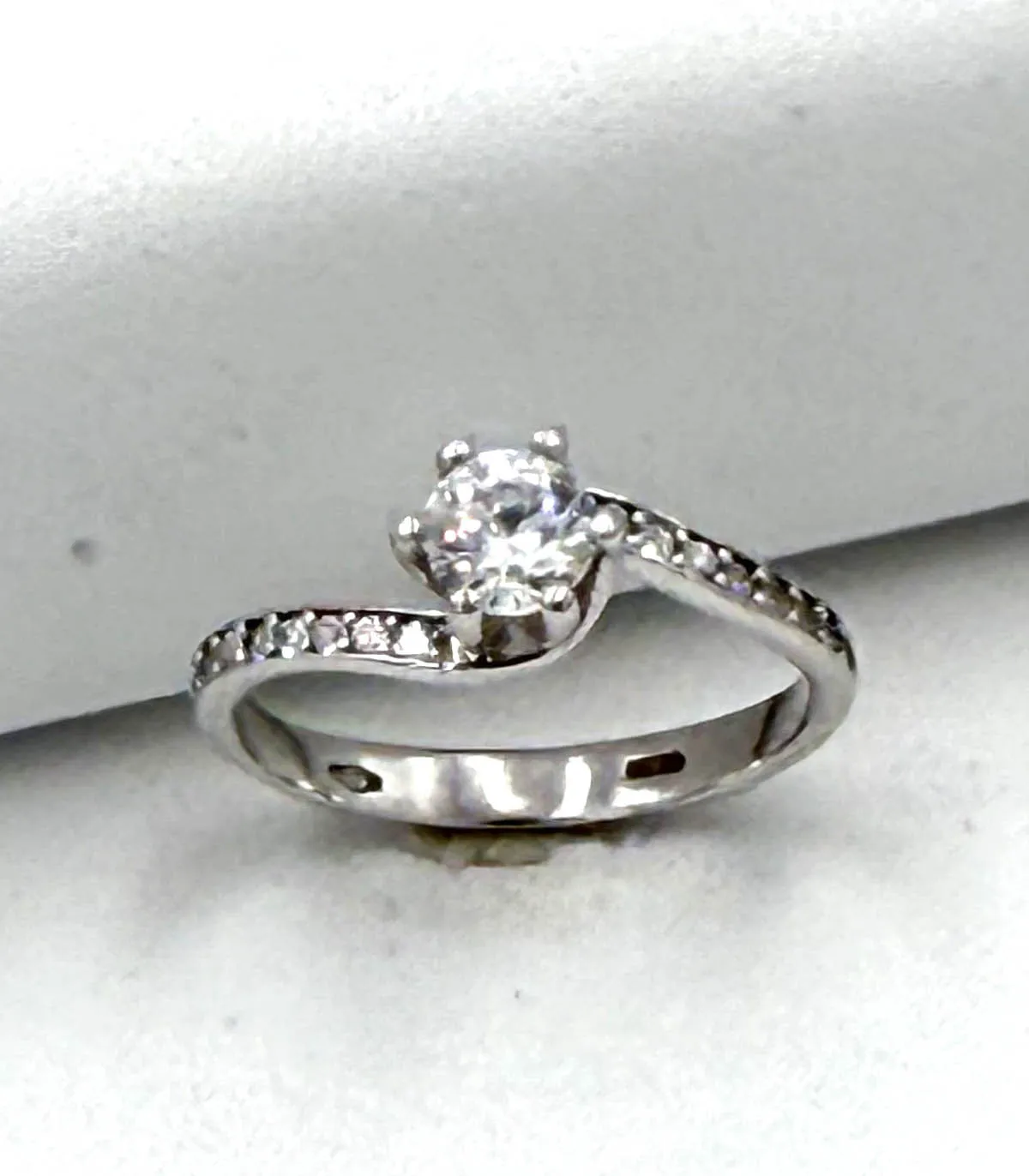 Anello solitario in oro bianco con zircone