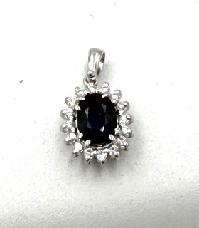 Ciondolo in oro bianco con zaffiro centrale da 0,75 carati e brillanti carati totali 0,24