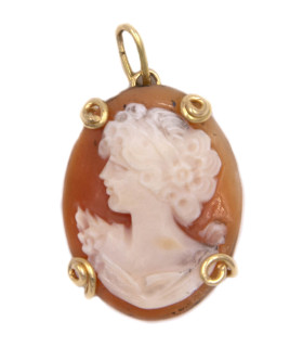Ciondolo in oro giallo con cammeo