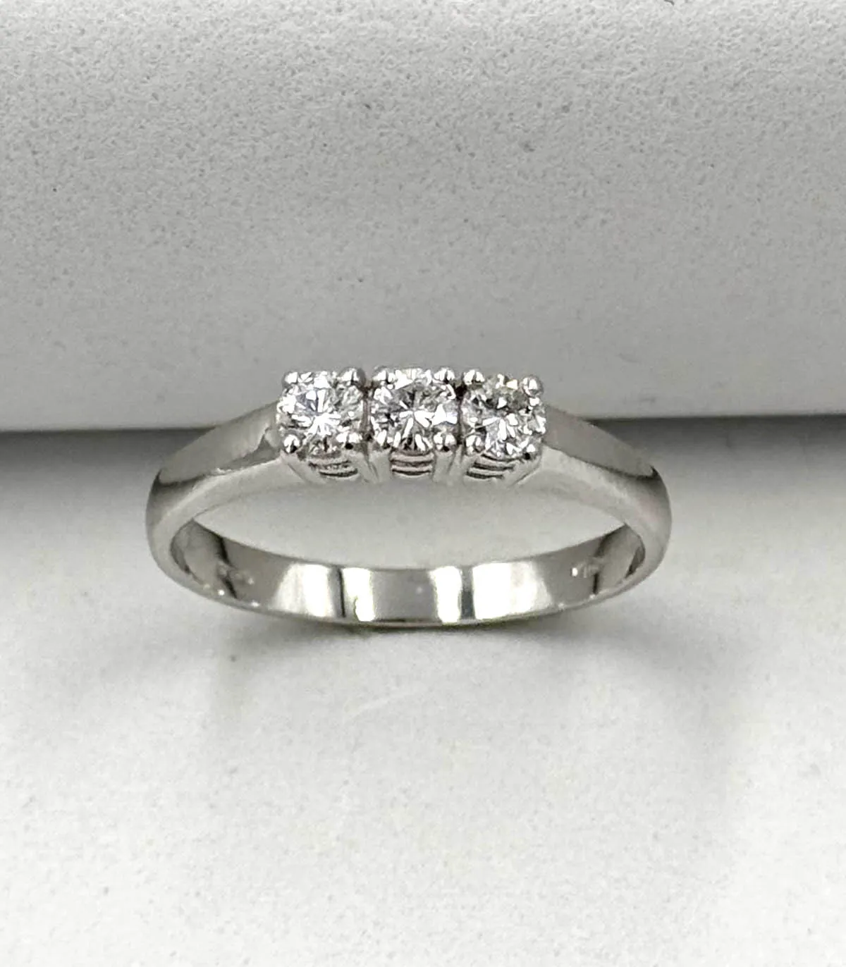 Anello trilogy in oro bianco con brillanti carati totali 0,15